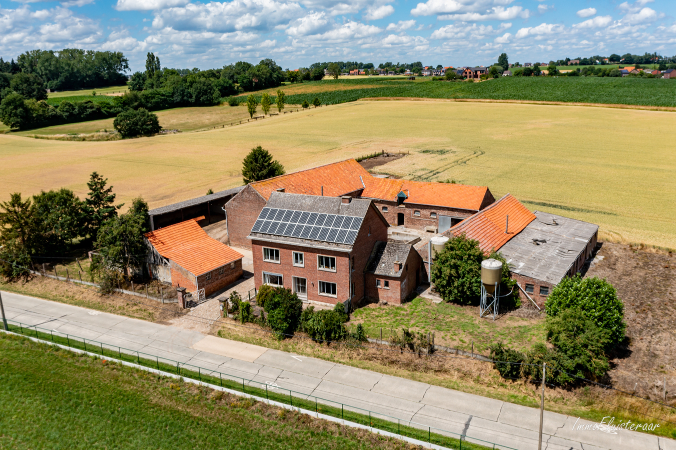 Landelijk gelegen vierkantshoeve op ca. 1ha (uitbreiding met ca. 6ha mogelijk) te Binkom (Lubbeek/Vlaams-Brabant) 