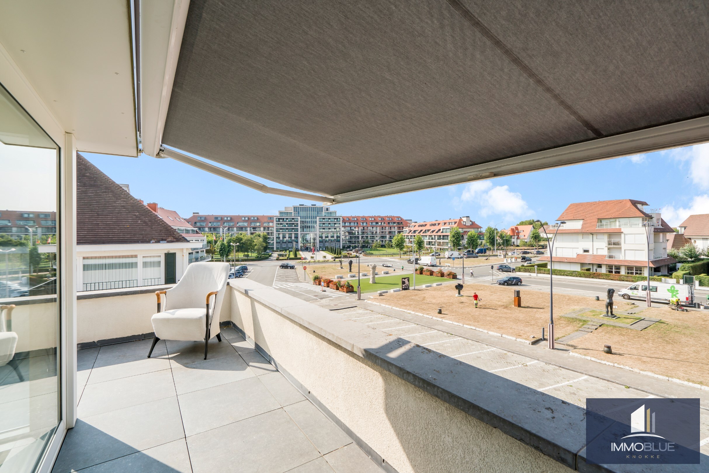 Exceptionnelle villa jumel&#233;e avec un garage tr&#232;s spacieux, situ&#233;e &#224; moins de 100 pas de la mer. 