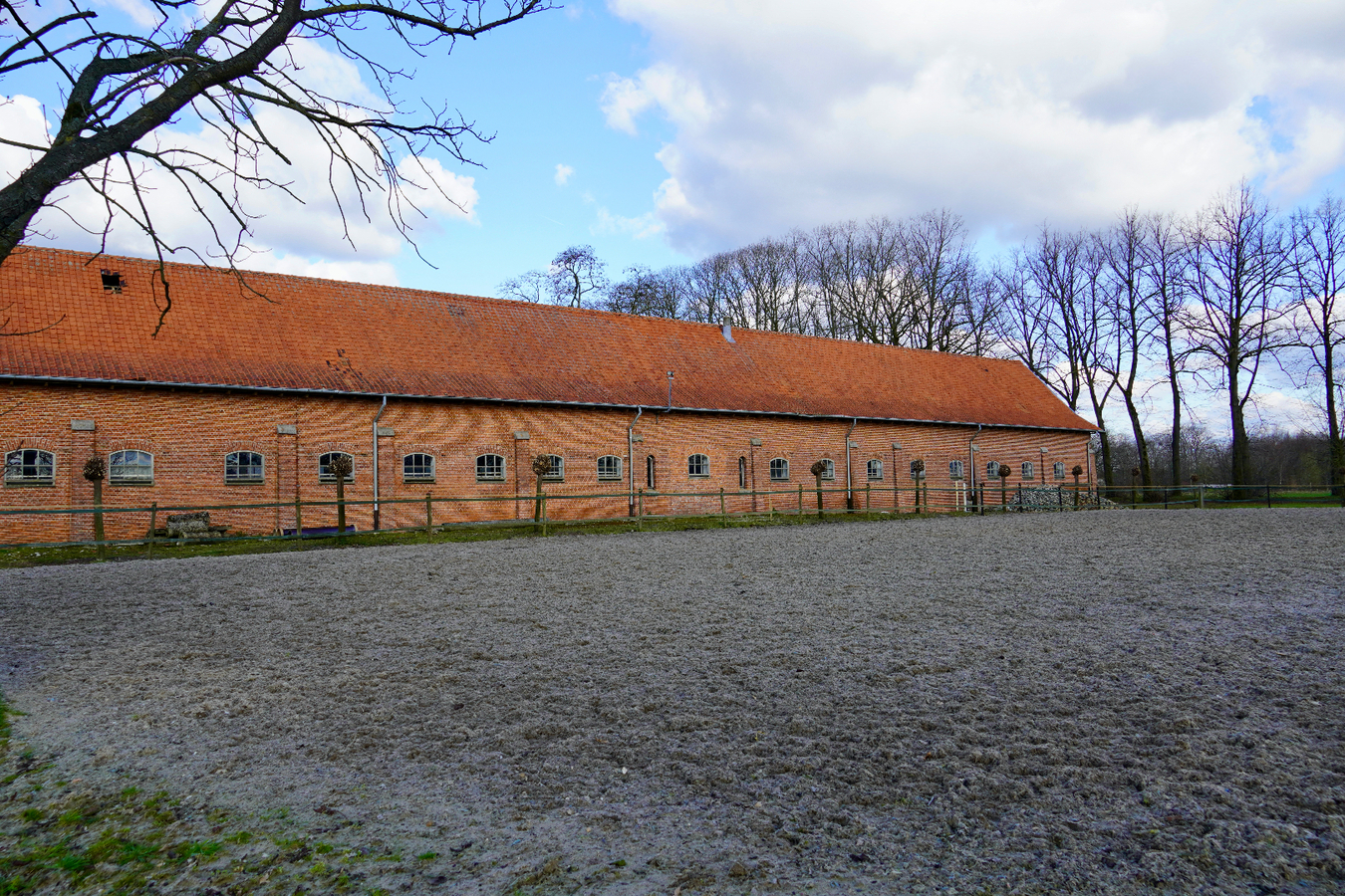 Charmante hoeve met paardenstallen en aanhorigheden op  ca. 15 Ha te Poppel 