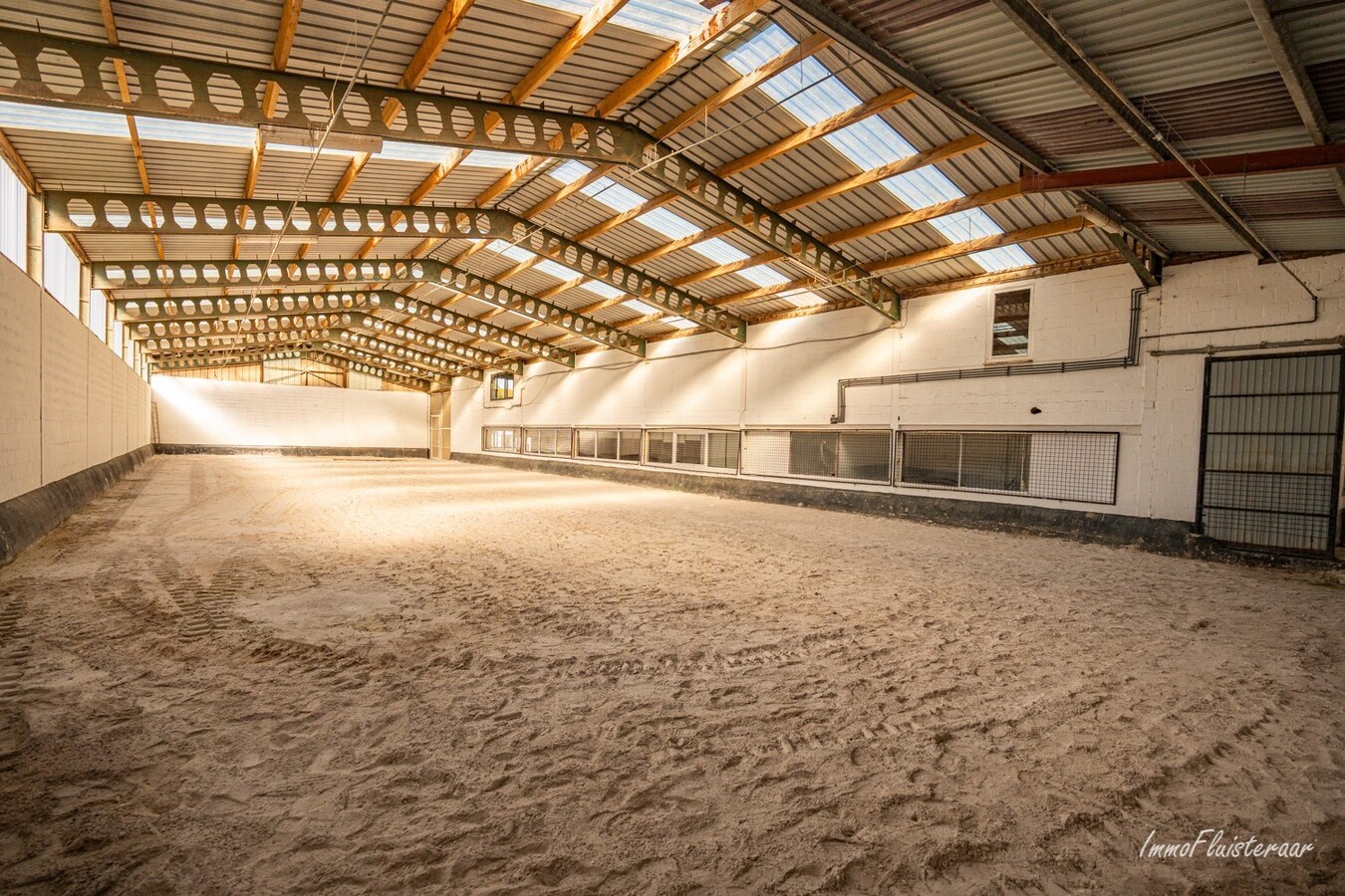 Paardenaccommodatie met binnenpiste op ca. 6ha te Wellen 