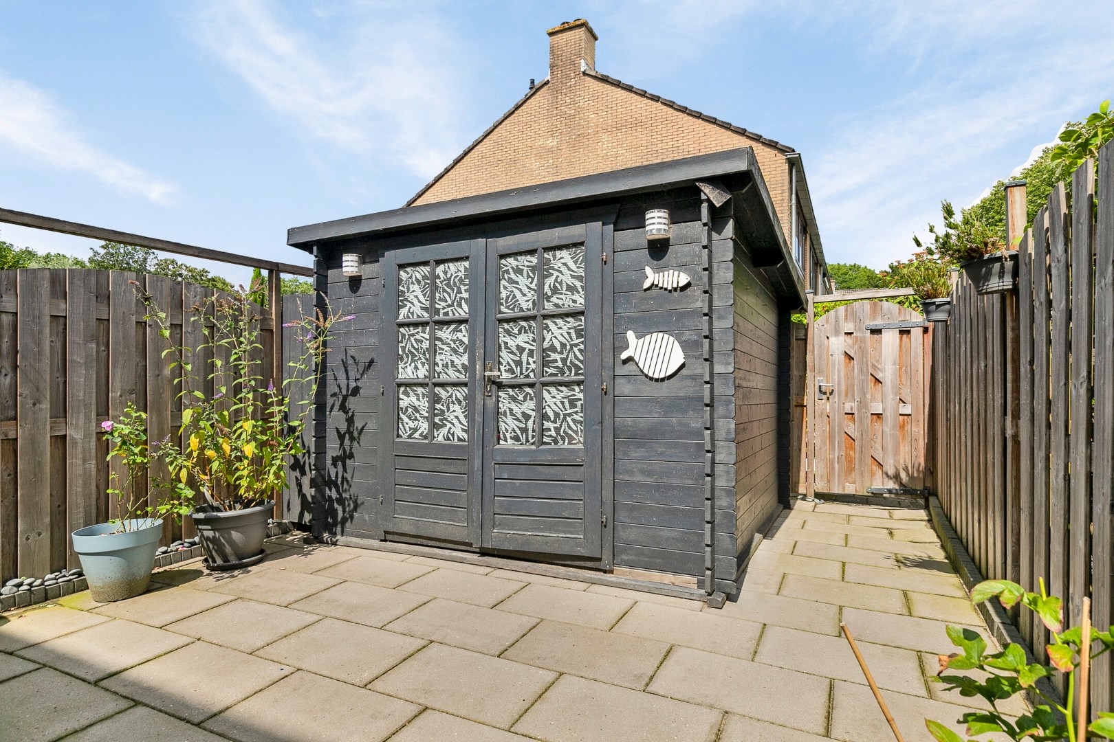 Keurige 6-kamer drive-in woning met moderne keuken, nette badkamer, 5 slaapkamers, zonnige tuin en eigen parkeerplaats! 