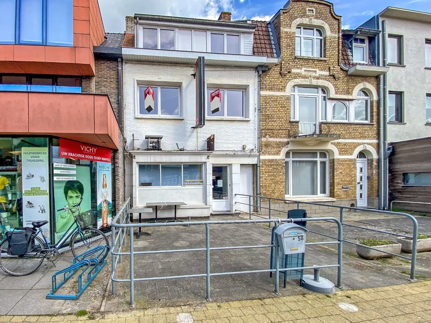 Goed gelegen handelsgelijkvloers + woonst te koop te Koksijde-Dorp op 270m²