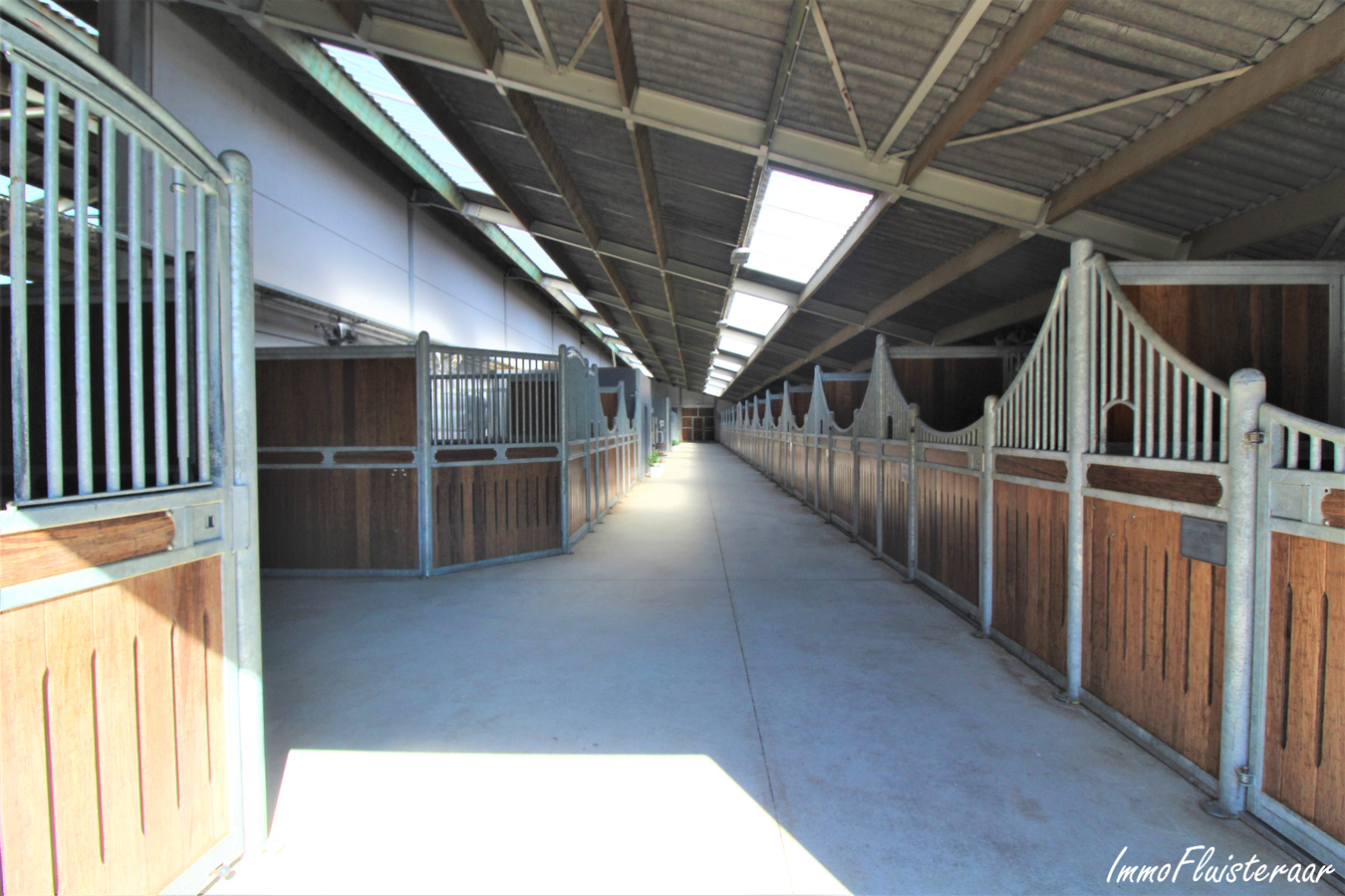 Professional recently built equestrian center on more than 3ha at Hannut (Luik/Li&#232;ge; Belgium) 