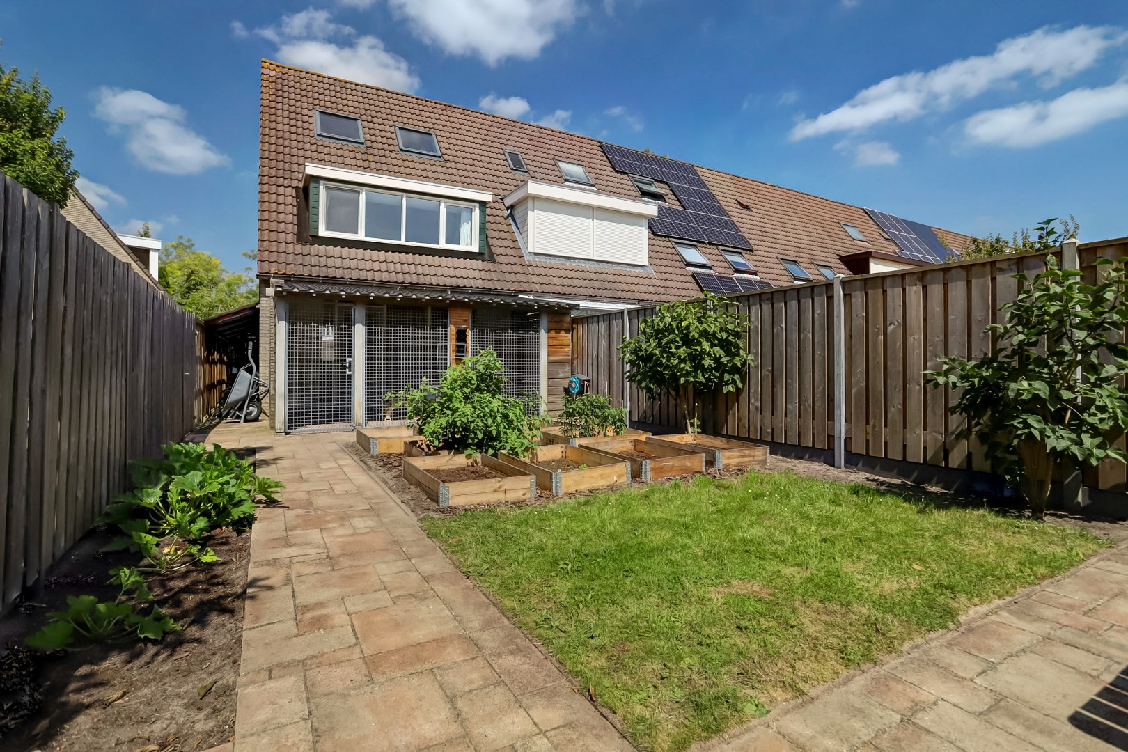 Instapklaar 5-kamer hoekwoning met 4 slaapkamers, moderne keuken en badkamer, ruime onderhoudsvriendelijke tuin en gelegen op EIGEN GROND! 