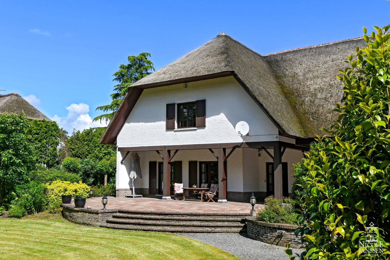 Terras met uitzicht over de parkachtige tuin