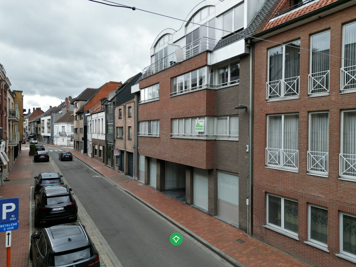 Ruim appartement (117 m&#178;) met 2 slaapkamers, terras en garage in centrum Roeselare! 