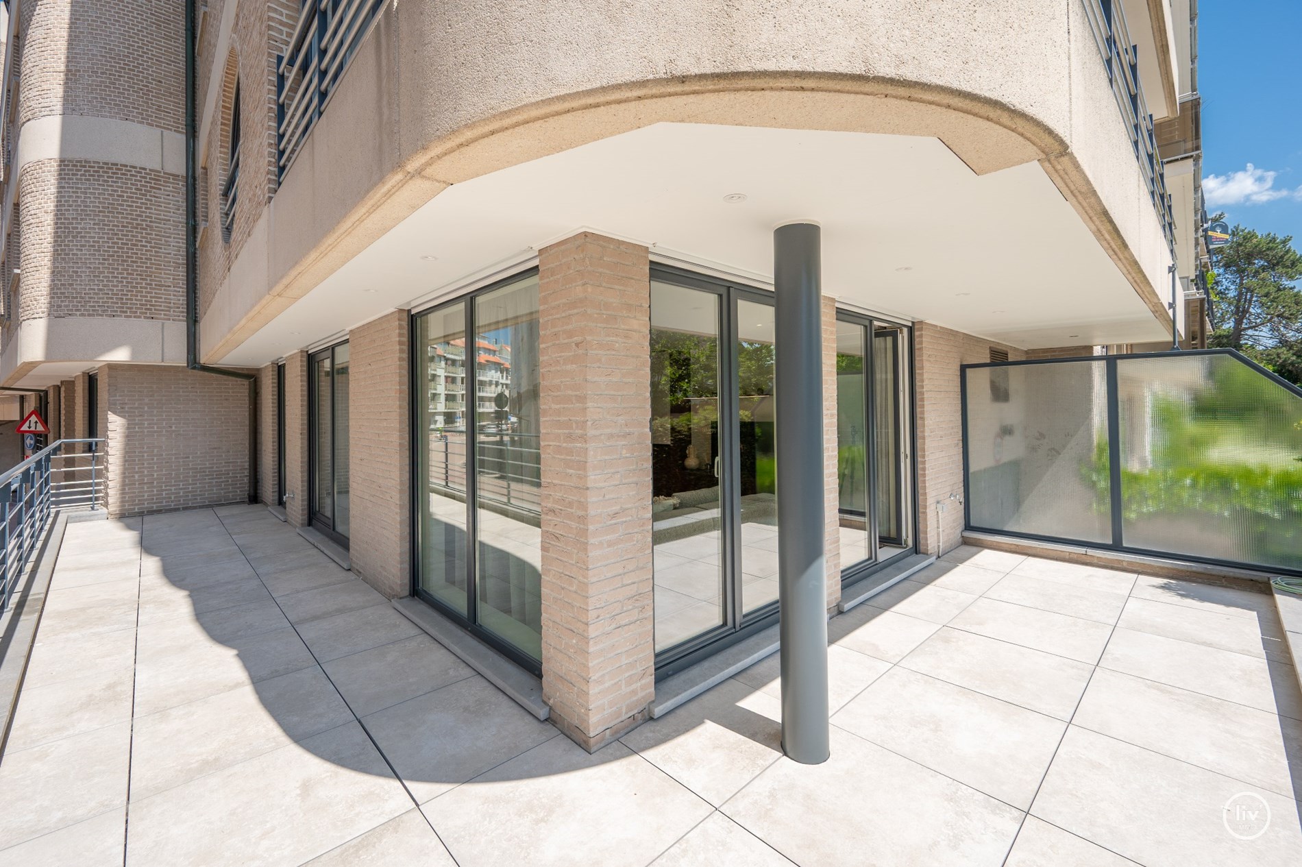 Stijlvol gerenoveerd hoekappartement  (130 m2) met royale gevelbreedte en zuidgerichte terras. 