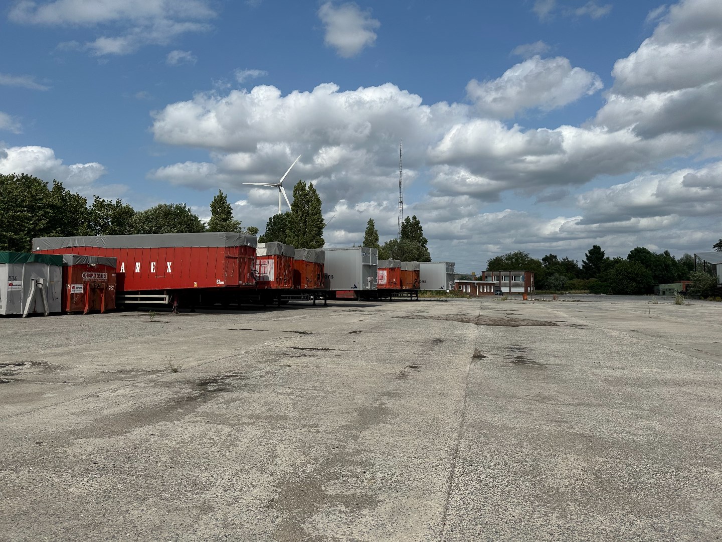 Industri&#235;le hangar met een open ruimte in Waregem. 