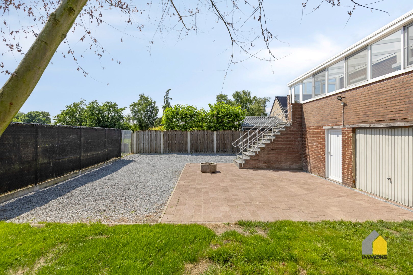 Halfvrijstaande woning met 3 slpks en grote polyvalente ruimte op perceel van 5 a 25 ca. 