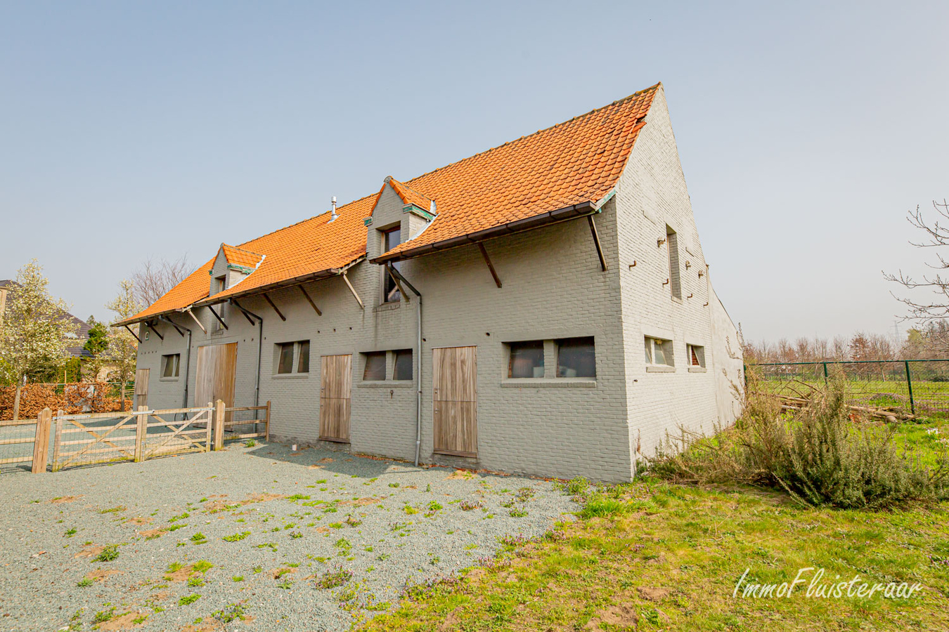 Hedendaagse villa met aanhorigheden op een perceeloppervlakte van 1,6 ha te Belsele 