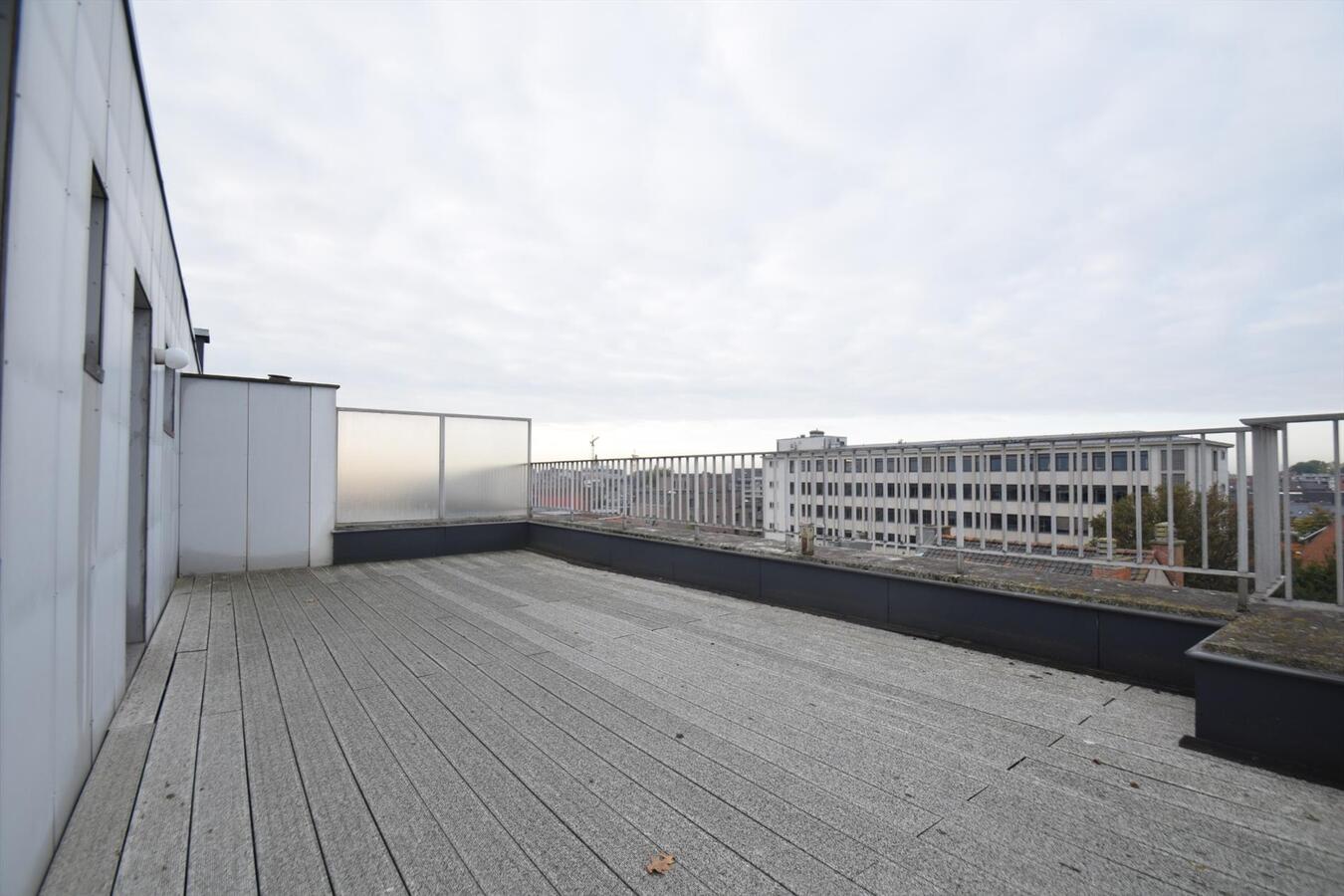 Te renoveren 1- slaapkamer-penthouse-appartementje met zonneterras en prachtig uitzicht 