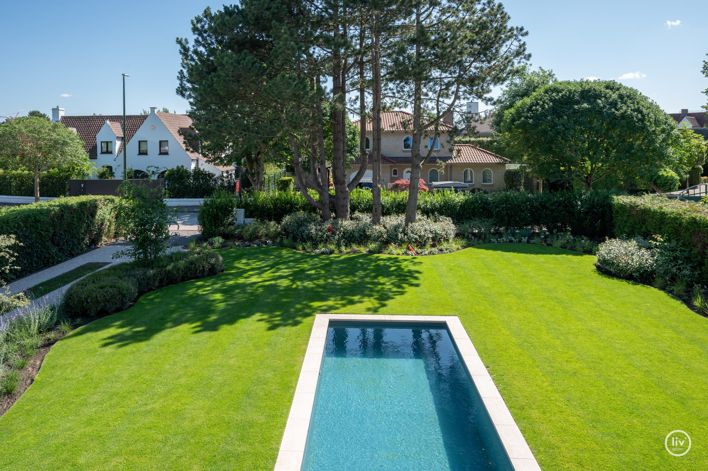 Journ&#233;e portes ouvertes samedi 4/07 de 14h &#224; 16h. Villa neuve exclusive avec piscine et jardin orient&#233; sud sur un grand terrain de 1.071m2. 