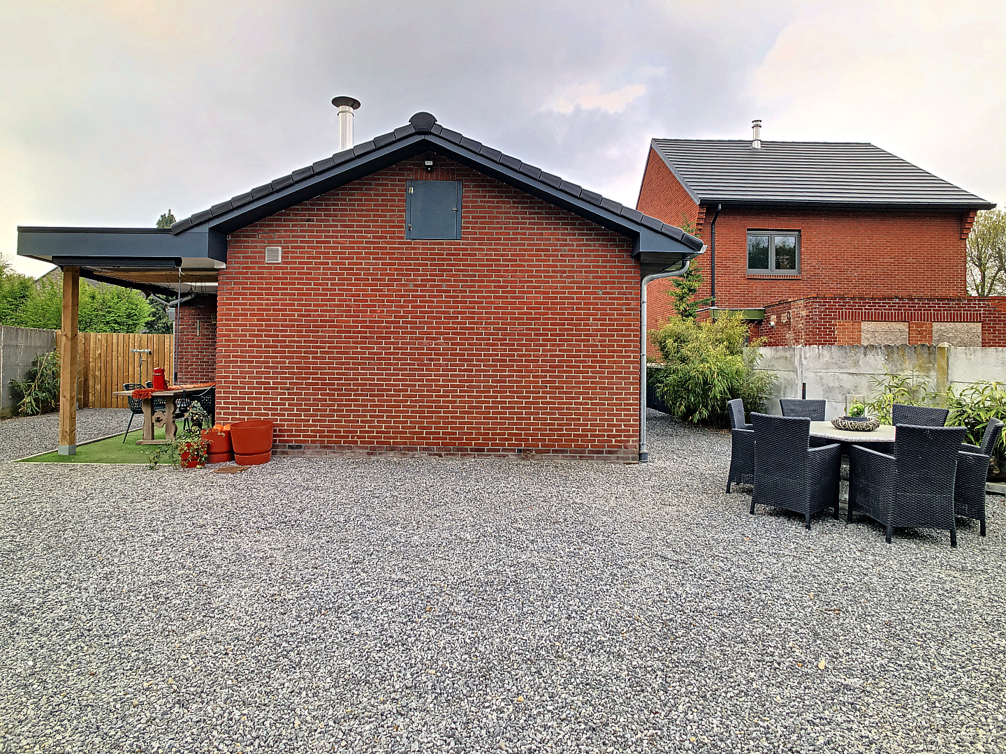 Geheel recent gemoderniseerde bungalow met garage en tuin. 