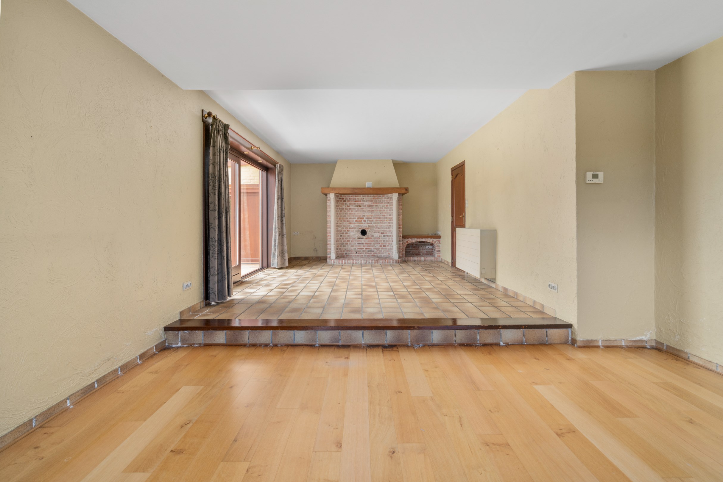 Grande villa individuelle avec double garage sur un terrain orient&#233; plein sud de 1229 m2 &#224; Knokke Heist. Le terrain est divisible. 
