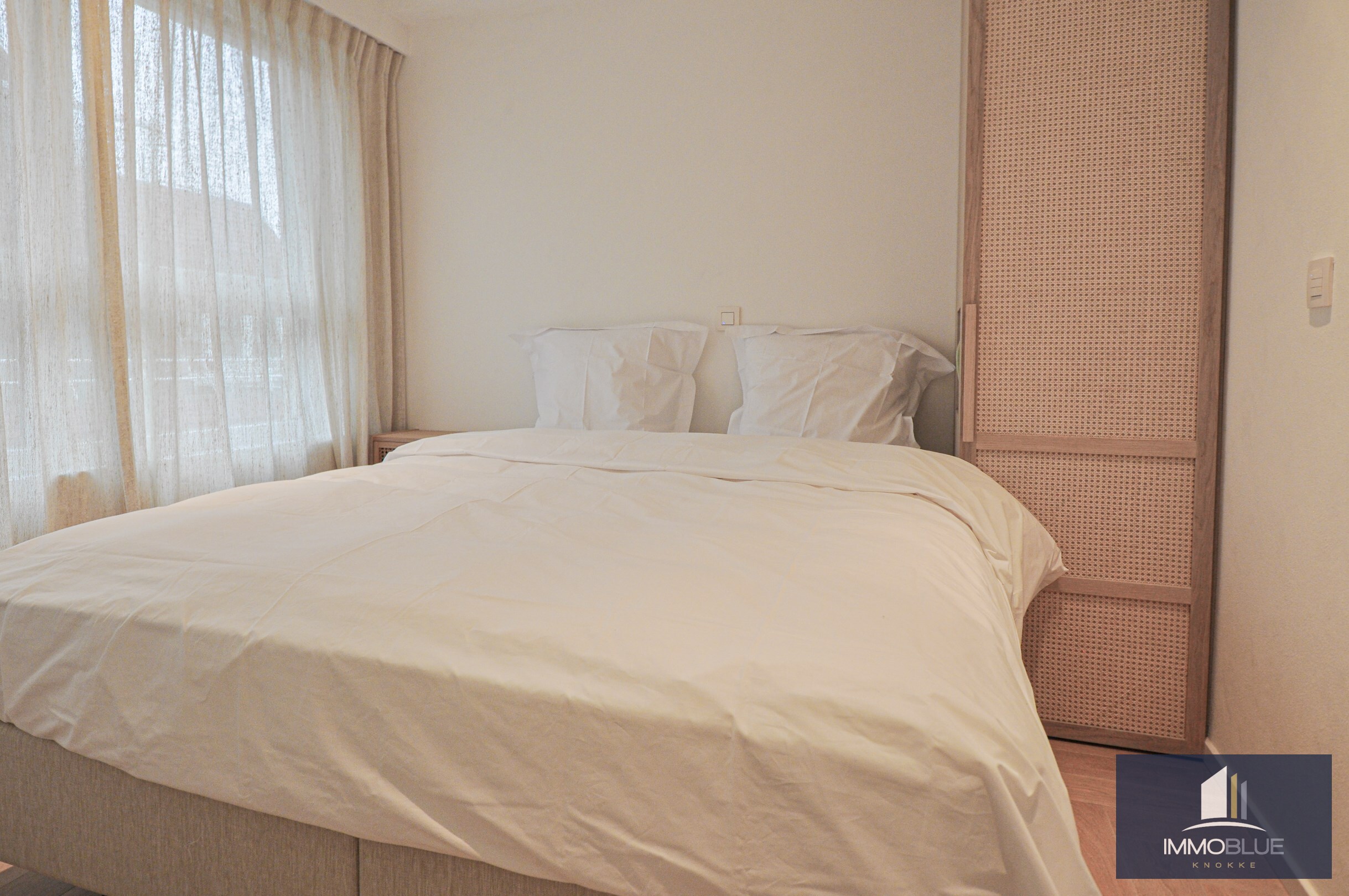 Lichtrijk volledig gerenoveerd appartement met een prachtig open zicht gelegen in een standingvolle villaresidentie. 