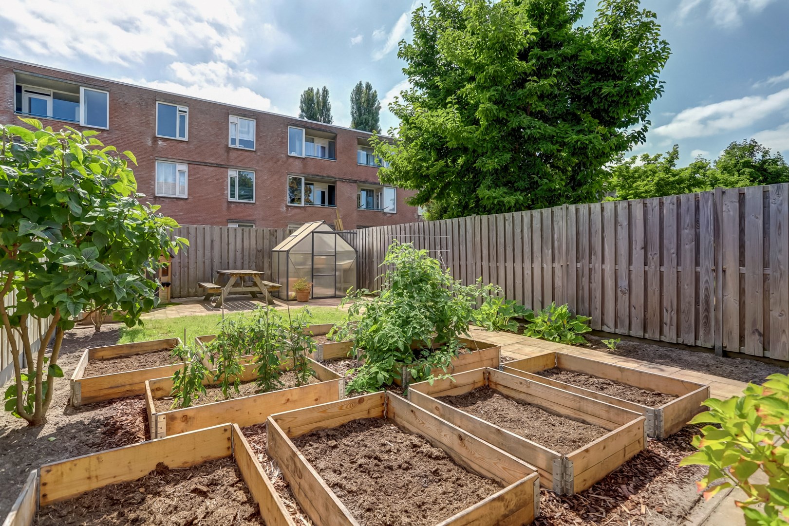 Instapklaar 5-kamer hoekwoning met 4 slaapkamers, moderne keuken en badkamer, ruime onderhoudsvriendelijke tuin en gelegen op EIGEN GROND! 