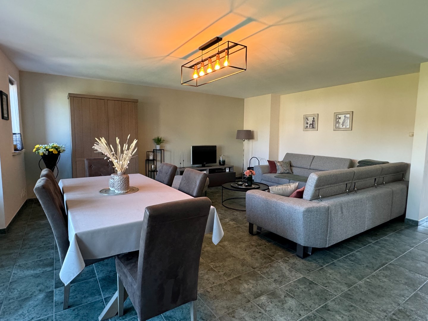 Opbrengsteigendom met 8 appartementen en 10 garages te koop in Zulte. 