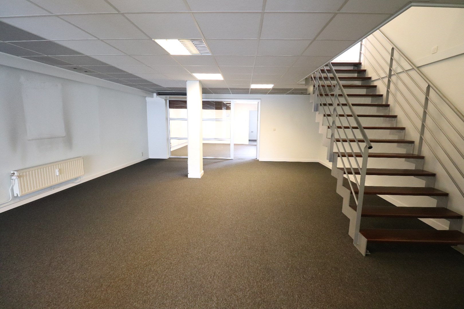 Ruim handelspand (+/- 400m&#178;) te huur gelegen op TOPLOCATIE in Geel! 