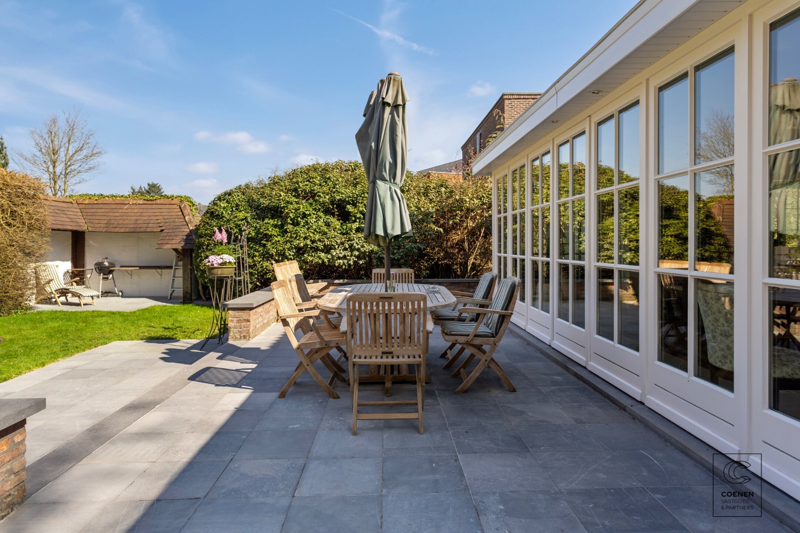 Prachtige woning op een perceel van ca. 2350m&#178; en een centrale locatie te Zandhoven! 