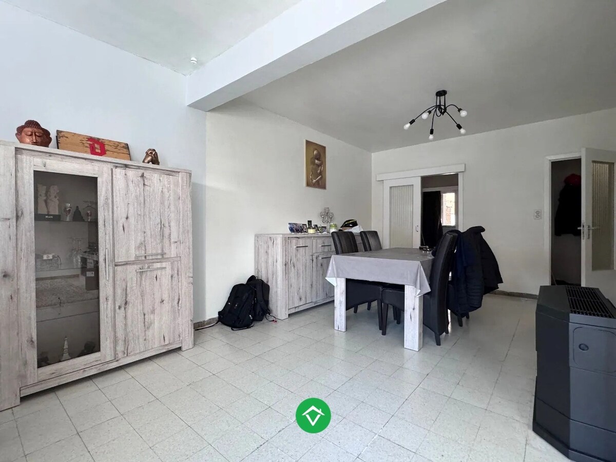 Opbrengsteigendom te koop met ruime garages in Oostende 