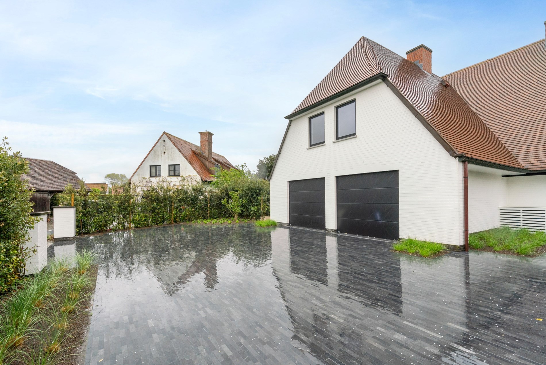 Prachtig gerenoveerde alleenstaande villa met zwembad en een OPEN ZICHT over de polders. 