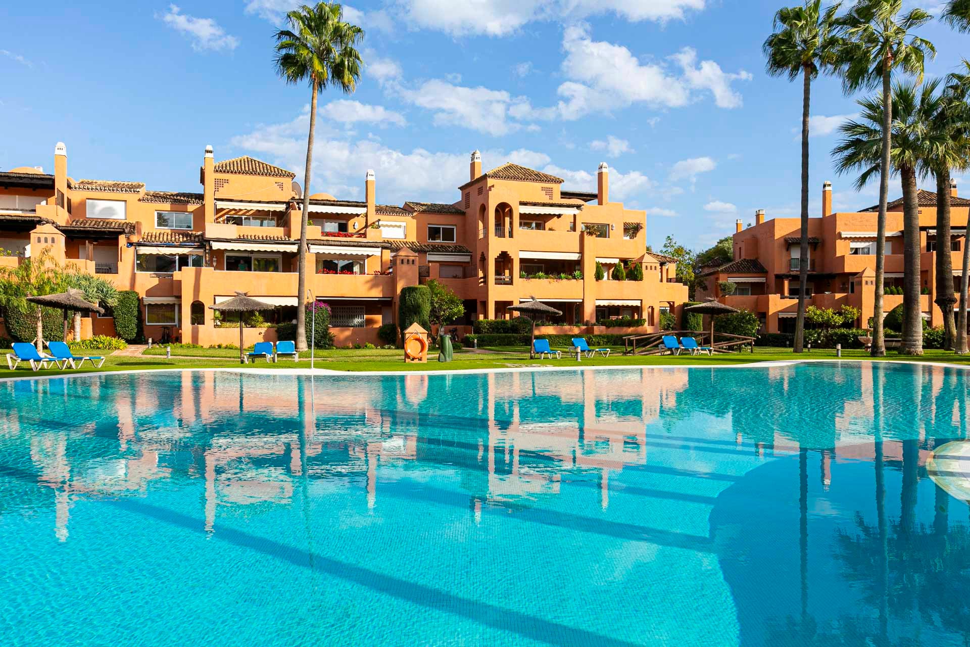 Magnifique appartement en angle &#224; distance de marche de la plage &#224; Guadalmina Baja. 