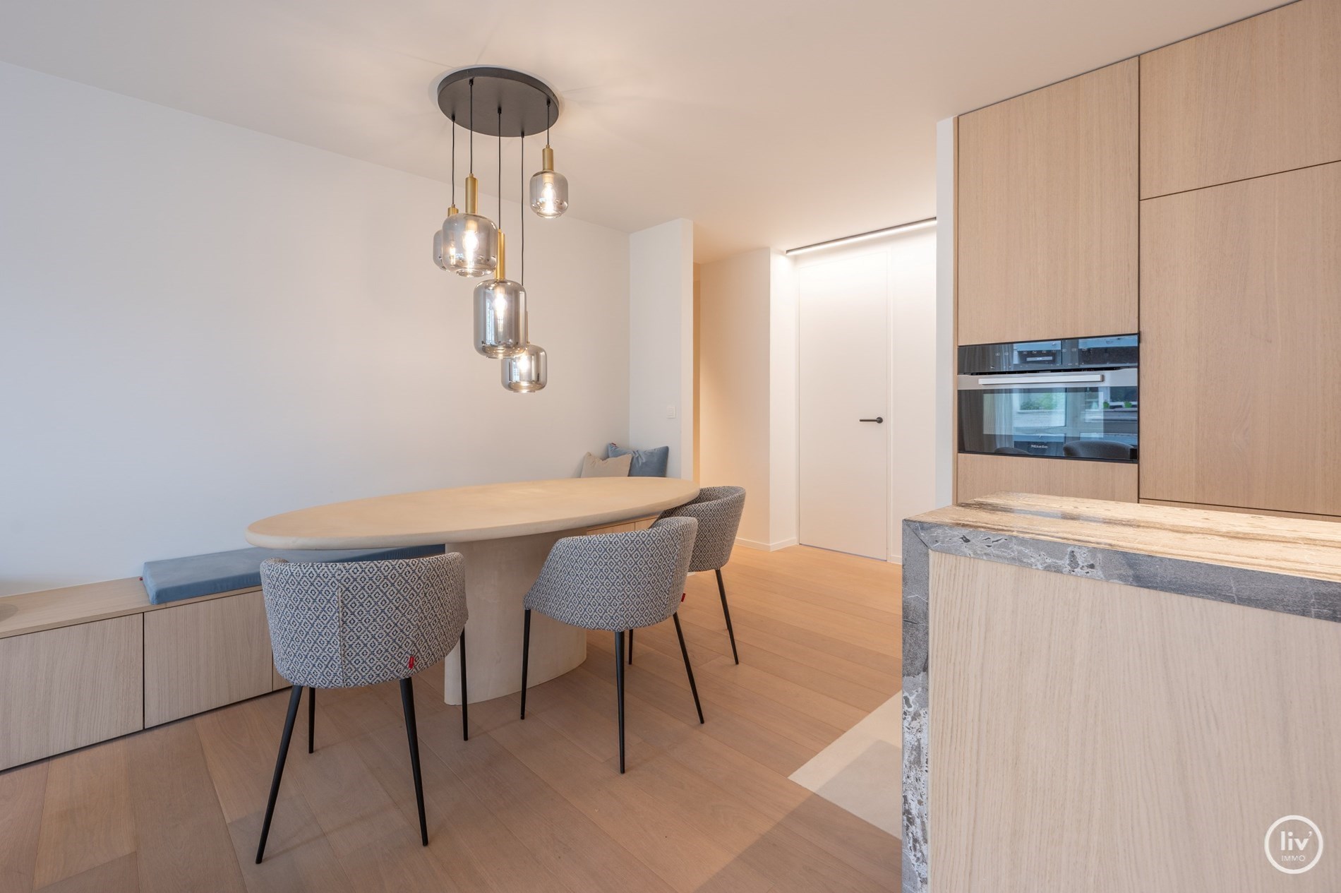 Prachtig gerenoveerd 3 slaapkamerappartement centraal gelegen vlakbij de Lippenslaan te Knokke (met mogelijkheid tot het huren van een stpl aan de overzijde!) 
