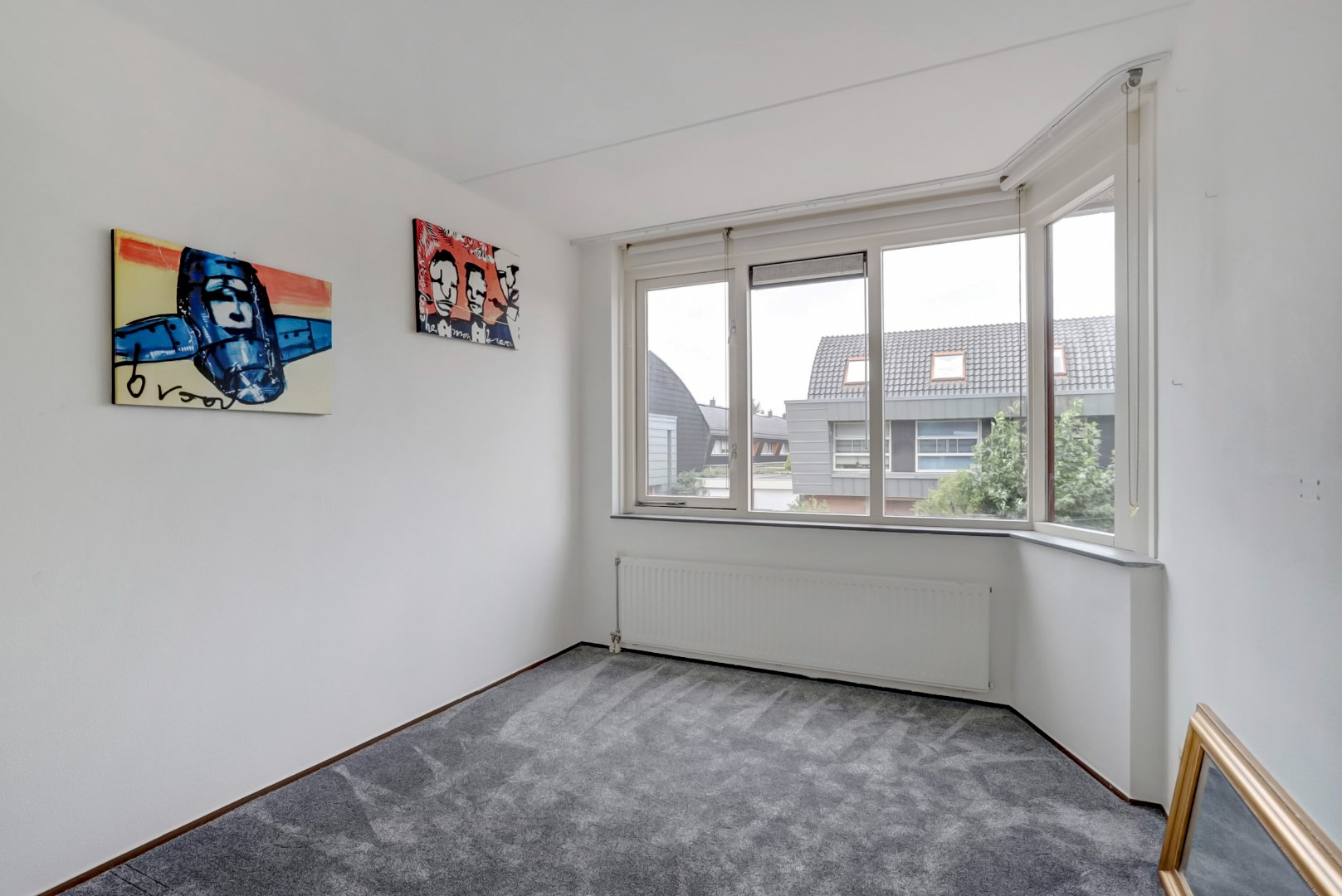 Kopers opgelet! Zonder te klussen te betrekken! Goed onderhouden 4-kamer hoekwoning met 3 ruime slaapkamers, moderne badkamer, ruime tuin op het zuidoosten, 10 zonnepanelen en gelegen op eigen grond! 