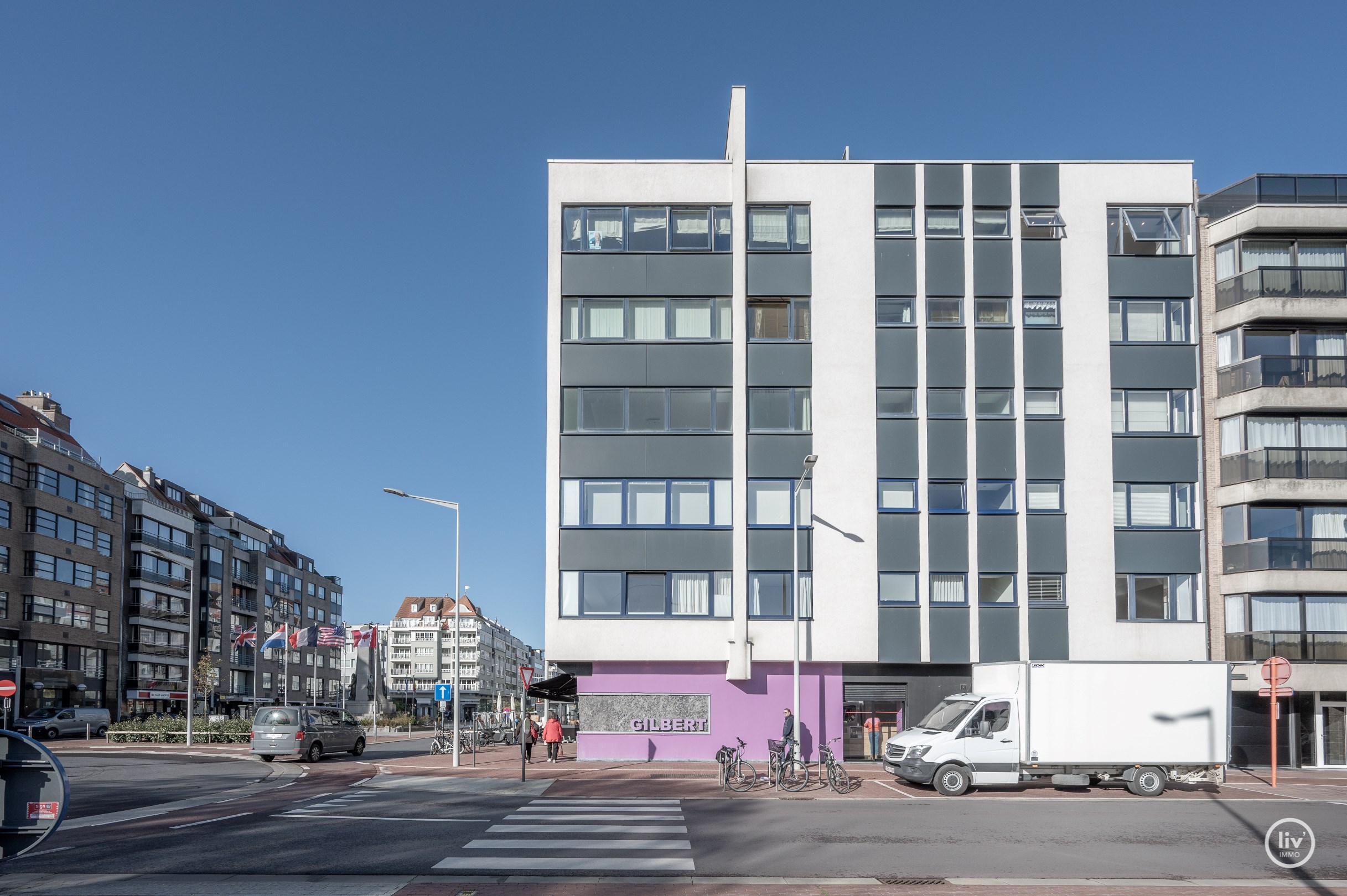 Bel appartement avec une belle fa&#231;ade et une vue d&#233;gag&#233;e sur les villas &#224; Knokke. 