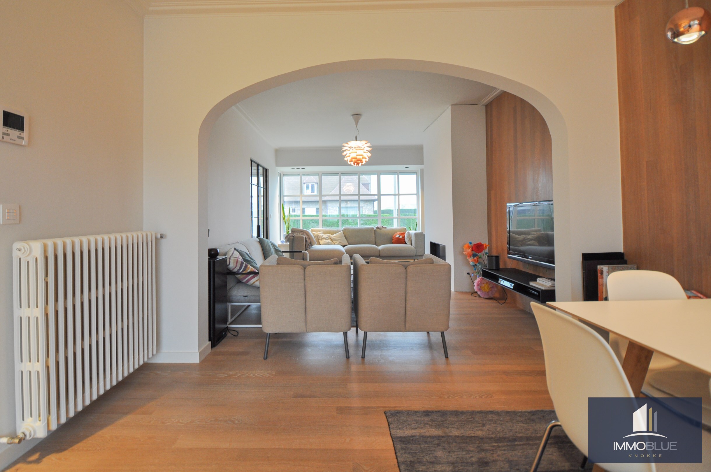 Maison lumineuse pr&#234;te &#224; emm&#233;nager avec jardin ensoleill&#233; et grand garage. 