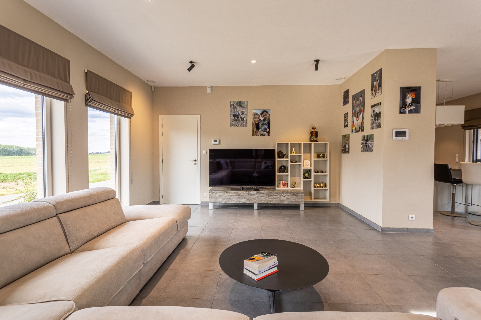 Maison moderne dans un endroit calme, avec 4-5 chambres, garage et jardin 