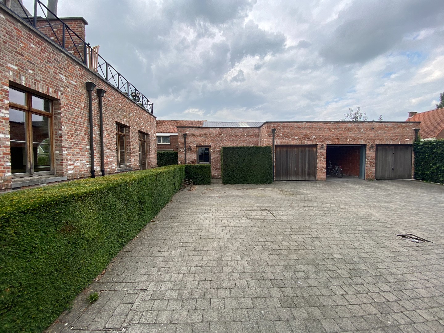 Stijlvol gelijkvloers handelspand van ca 150 m&#178; op zeer commerci&#235;le ligging! 