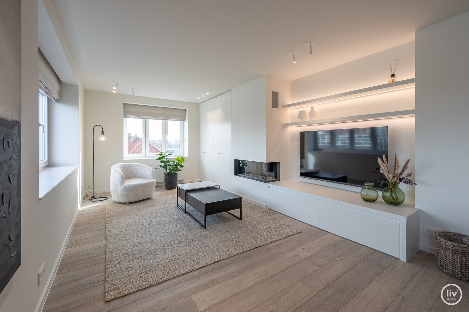Prachtig gerenoveerd appartement op een topligging met frontaal meerzicht aan het zegemeer te Knokke. 