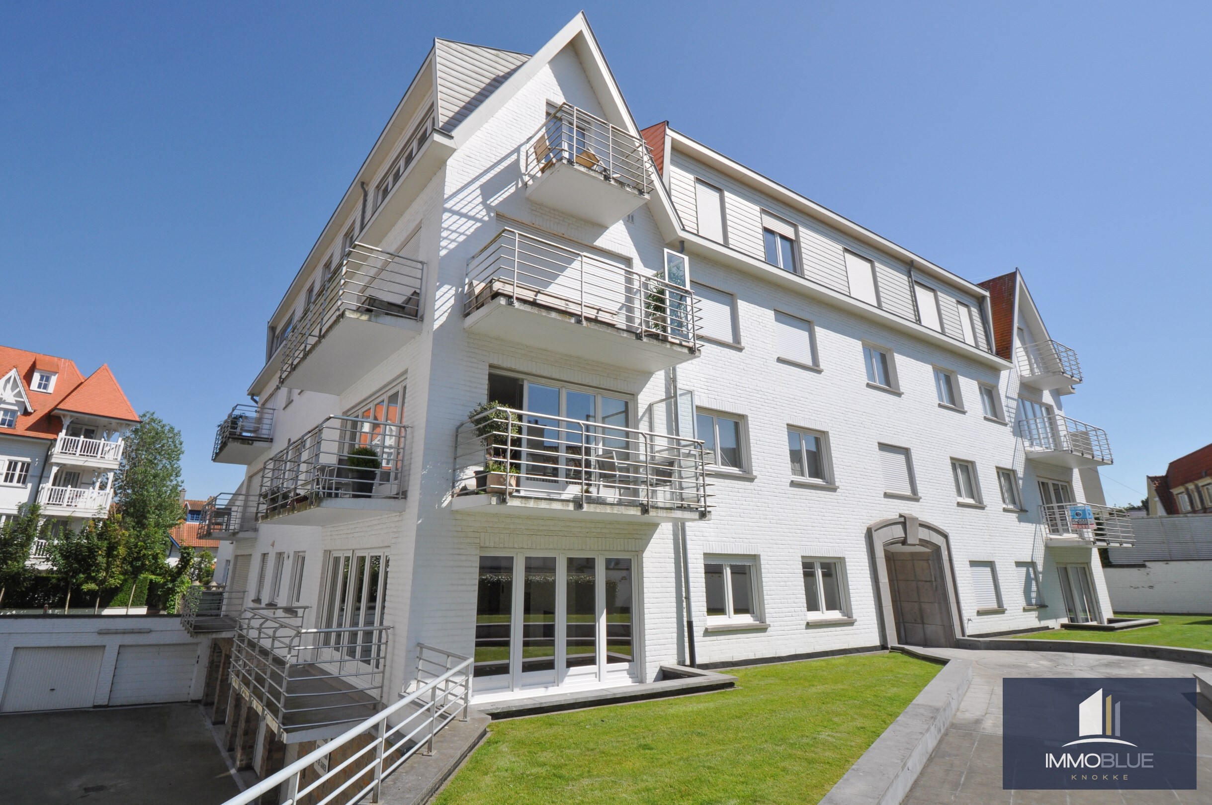 Appartement d&#39;angle avec une vue d&#233;gag&#233;e sur la Kustlaan, situ&#233; dans une r&#233;sidence de standing. 