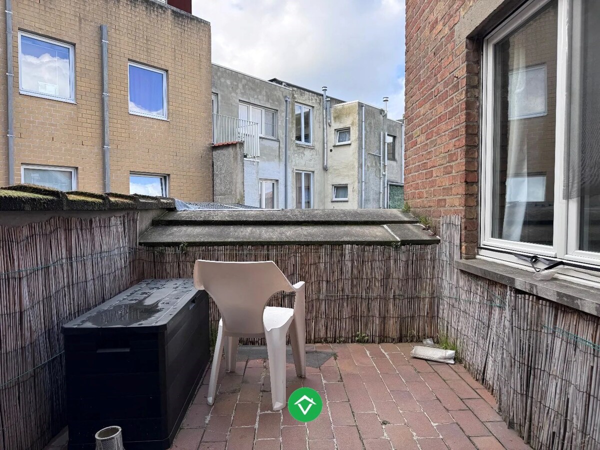 Opbrengsteigendom te koop met ruime garages in Oostende 