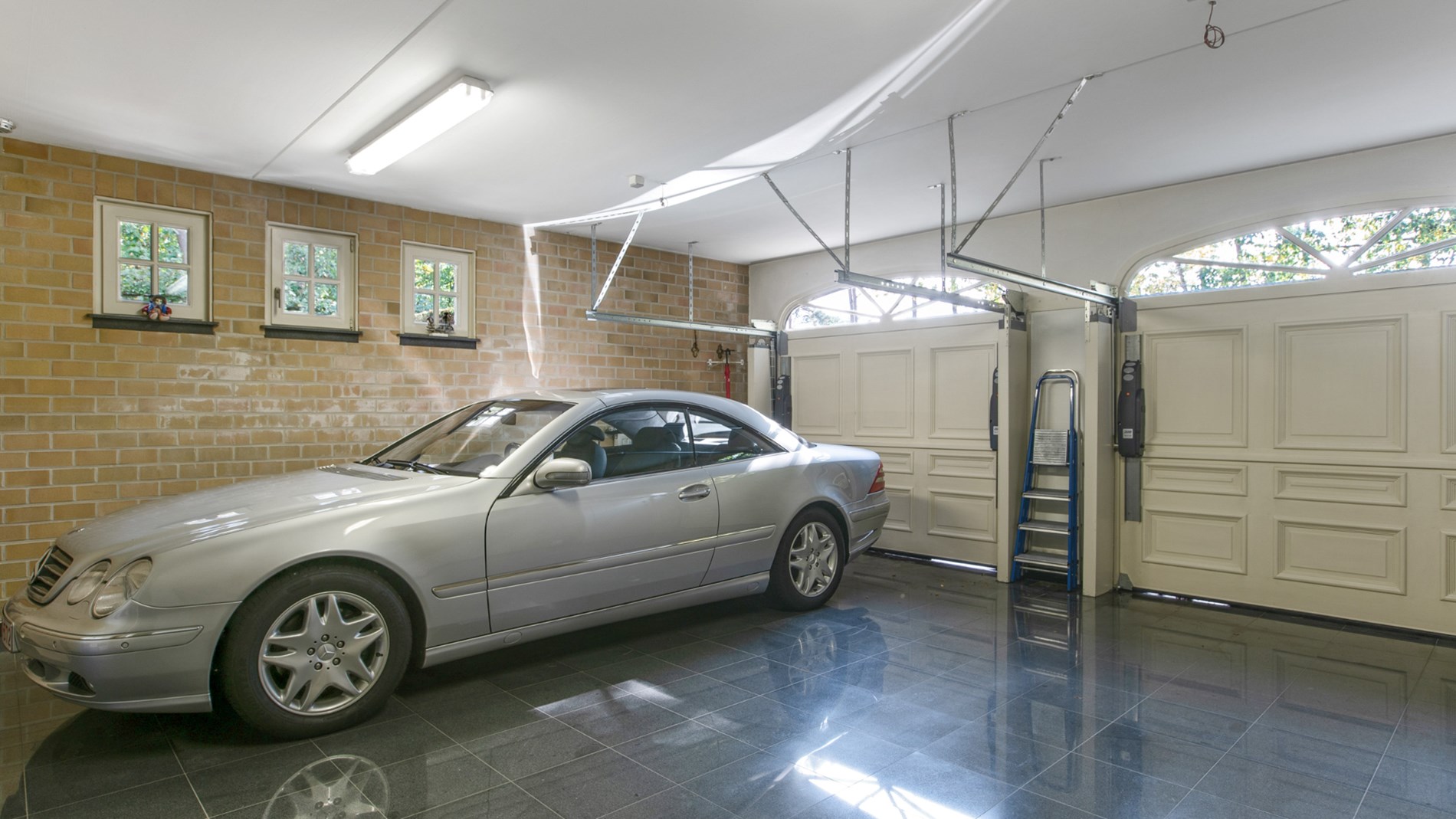 Dubbele inpandige garage met automatische poorten 