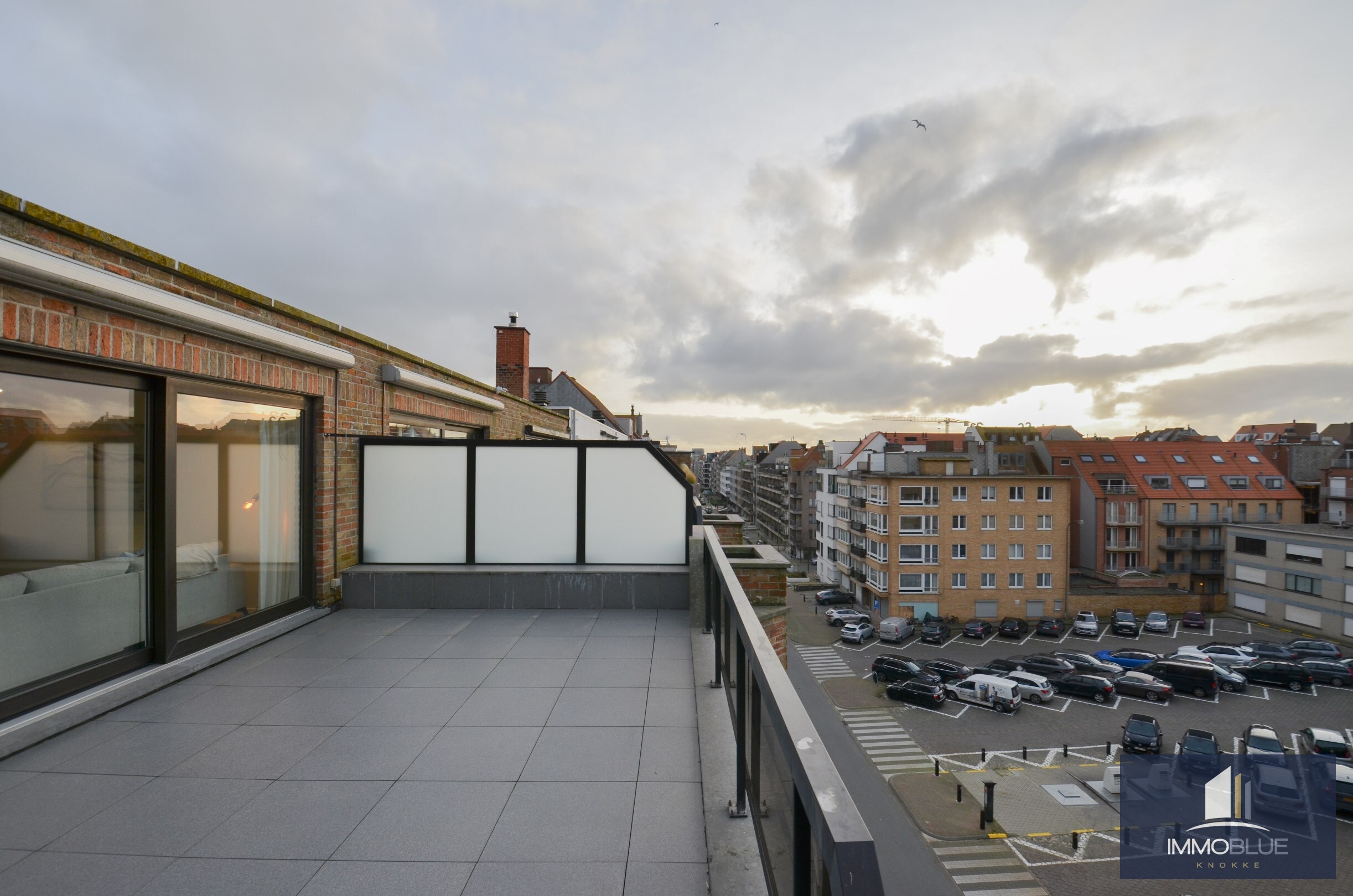 Penthouse enti&#232;rement r&#233;nov&#233; avec deux terrasses spacieuses (+/- 50 m&#178;) situ&#233; &#224; deux pas de la mer. 