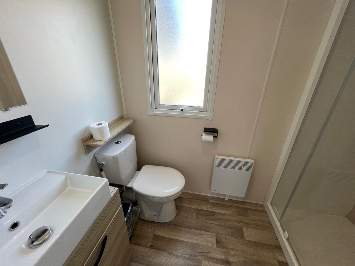 Zeer net, vrijwel nieuw vakantie-chalet (nr. JD12) aan de rand het Vakantiepark In de Bongerd te Oostkapelle, op loopafstand van het gezellige centrum van het dorp en natuurgebied de Manteling met aan 