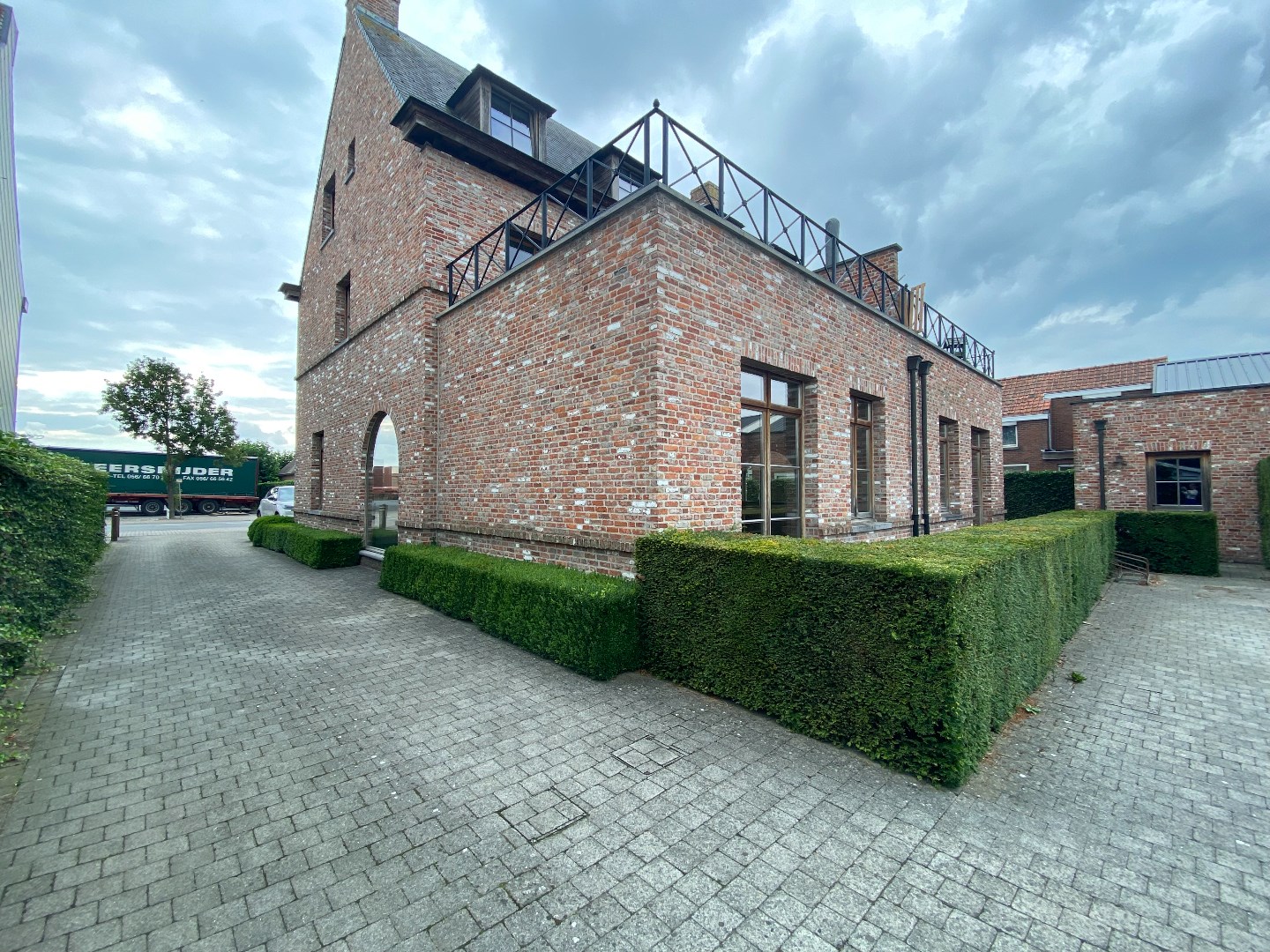 Stijlvol gelijkvloers handelspand van ca 150 m&#178; op zeer commerci&#235;le ligging! 