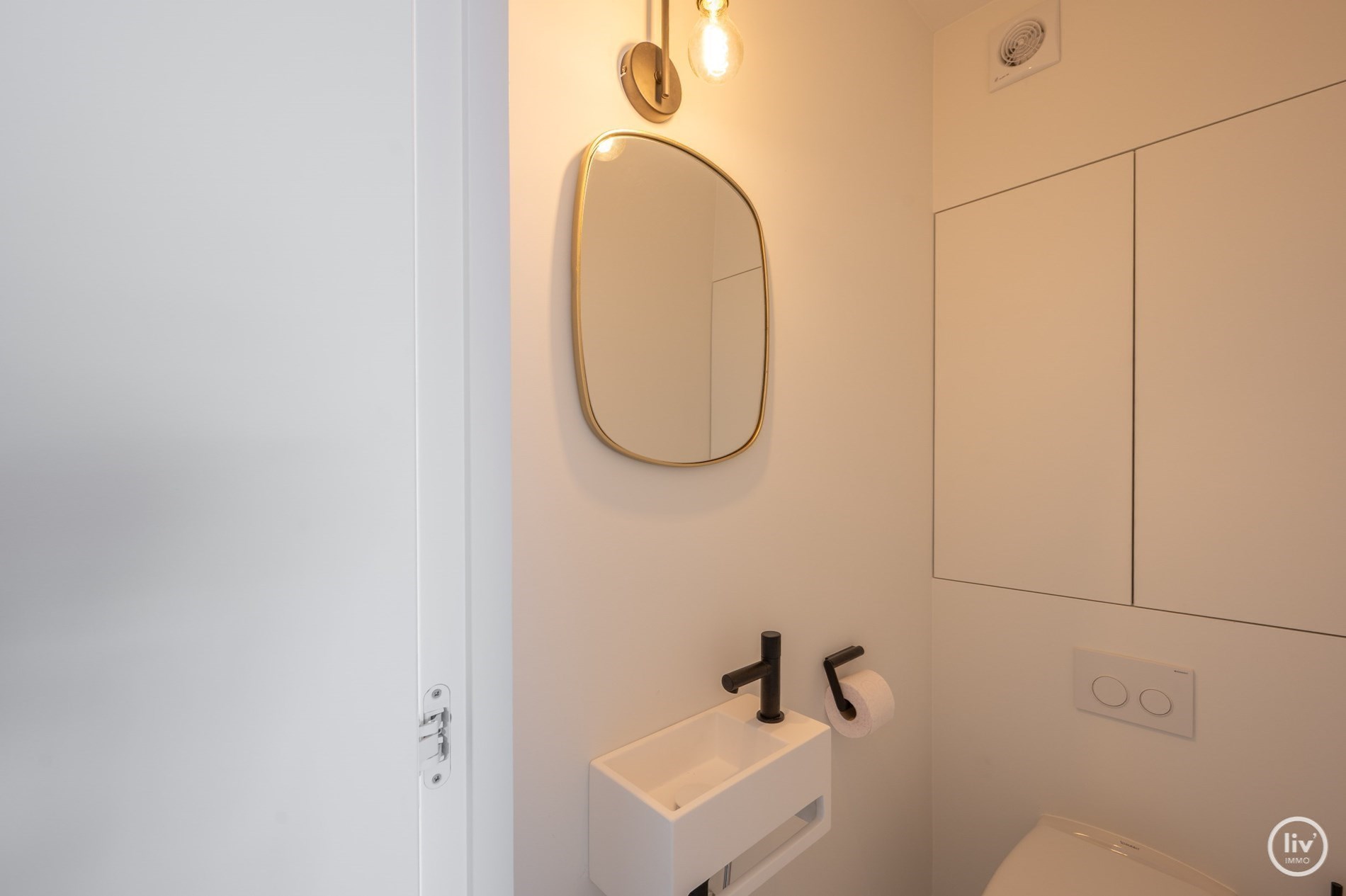 Prachtig gerenoveerd duplex appartement met ruim Westgericht terras gelegen op de Lippenslaan te Knokke. 