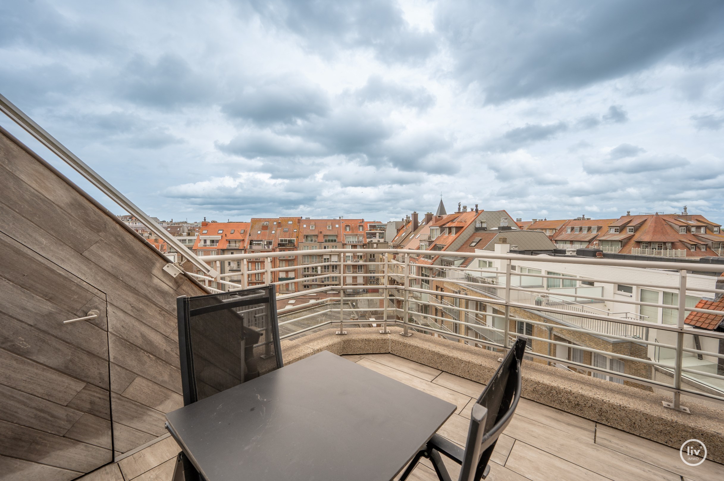 Instapklaar duplexappartement met 2 slaapkamers en grote terrassen (Zijdelings Zeezicht) gelegen op de Lippenslaan. 