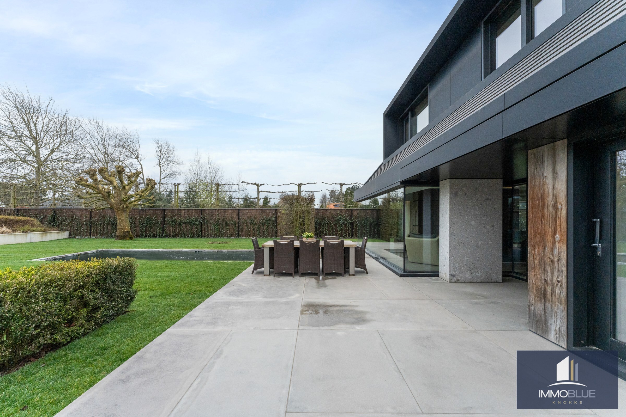 Spacieuse et &#233;l&#233;gante villa avec beaucoup d&#39;intimit&#233; et un jardin orient&#233; au soleil, situ&#233;e dans un quartier r&#233;sidentiel de Knokke. 