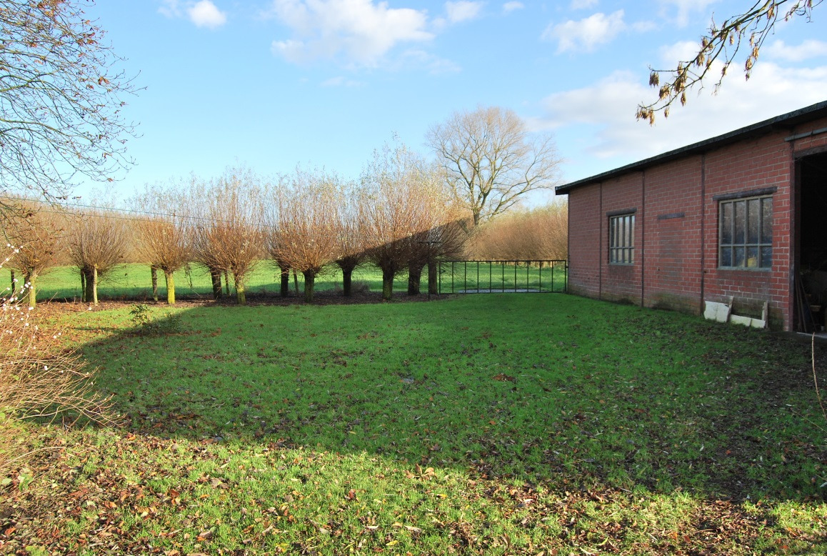 Hofstede met schuur op 2,24ha te Kruishoutem 