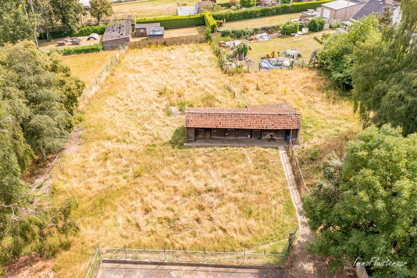 Ruime laagbouwwoning met magazijn, sierserre, aanhorigheden en stallen op ca. 75a te Messelbroek (Scherpenheuvel-Zichem; Vlaams-Brabant) 