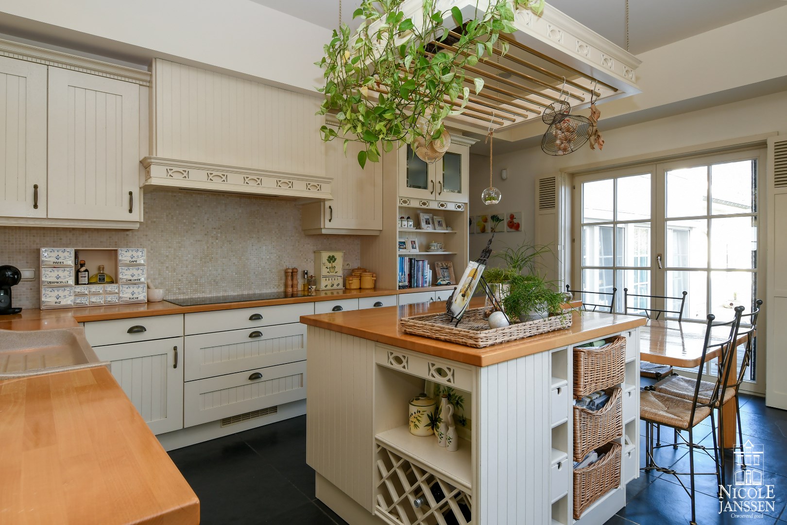 Half-open keuken met alle nodige comfort en toegang tot het terras