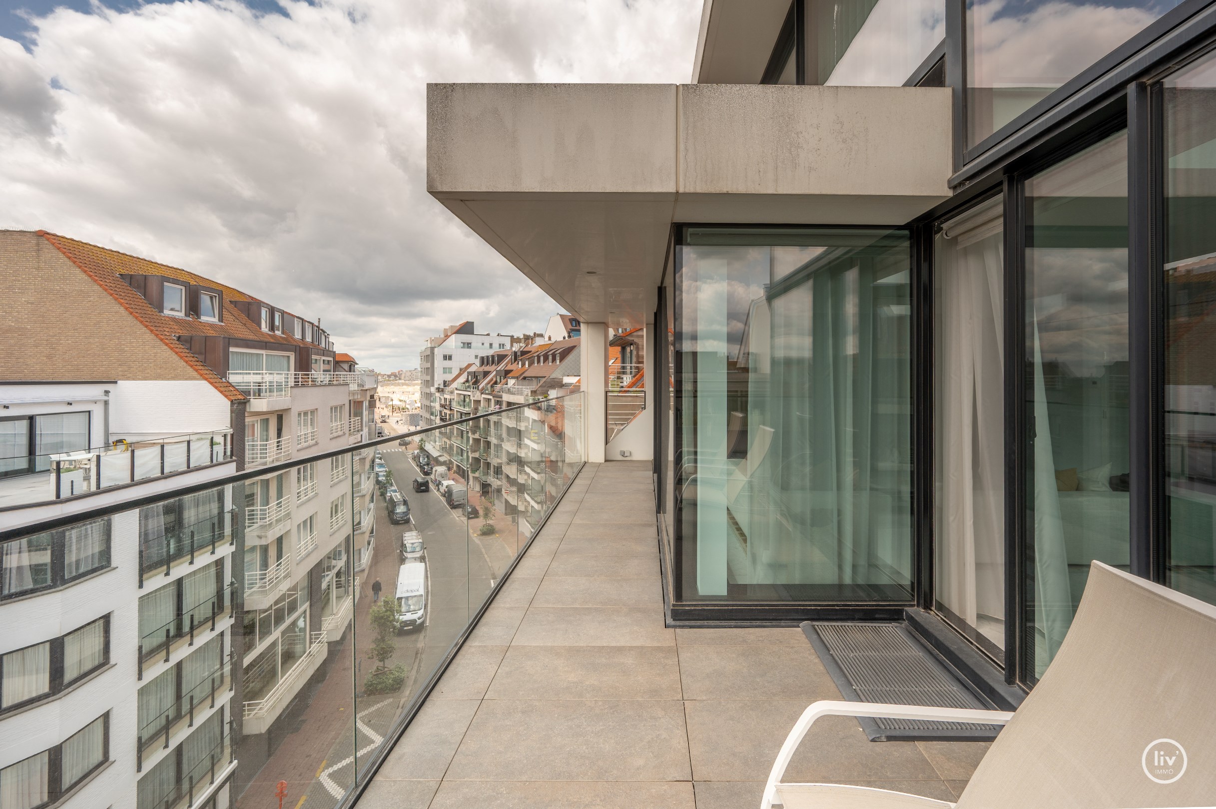 Buitengewone hoekduplex ( 274m&#178;) gelegen vlakbij Zeedijk en het Rubensplein. Ruime garage te koop op de gelijkvloerse verdieping in het gebouw. 