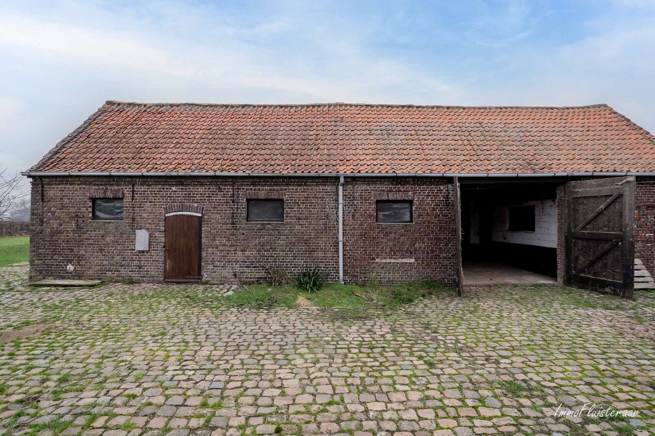 Hoeve met landelijk, weids zicht en naastliggende bouwgrond. 