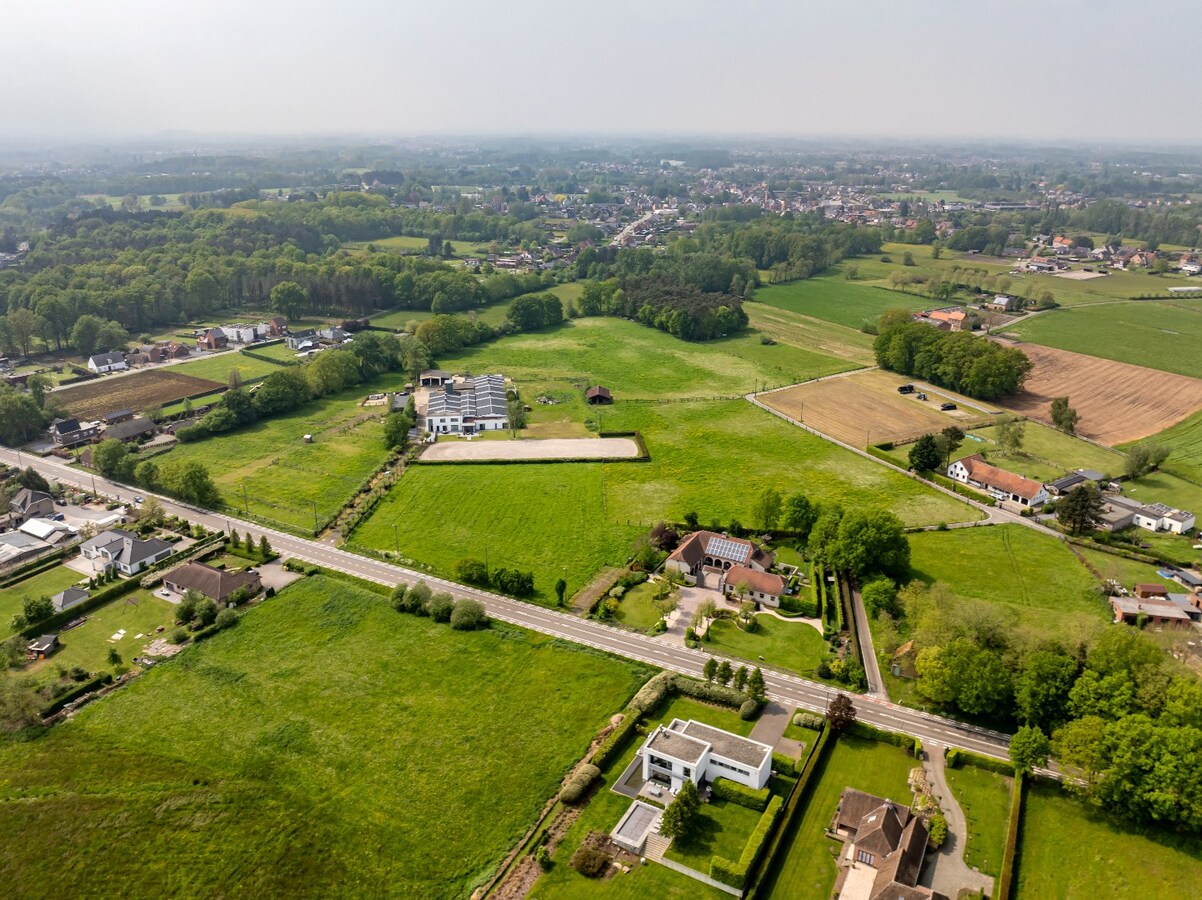 Villa moderne avec des installations &#233;questres sur environ 5,2 hectares &#224; Herselt. 