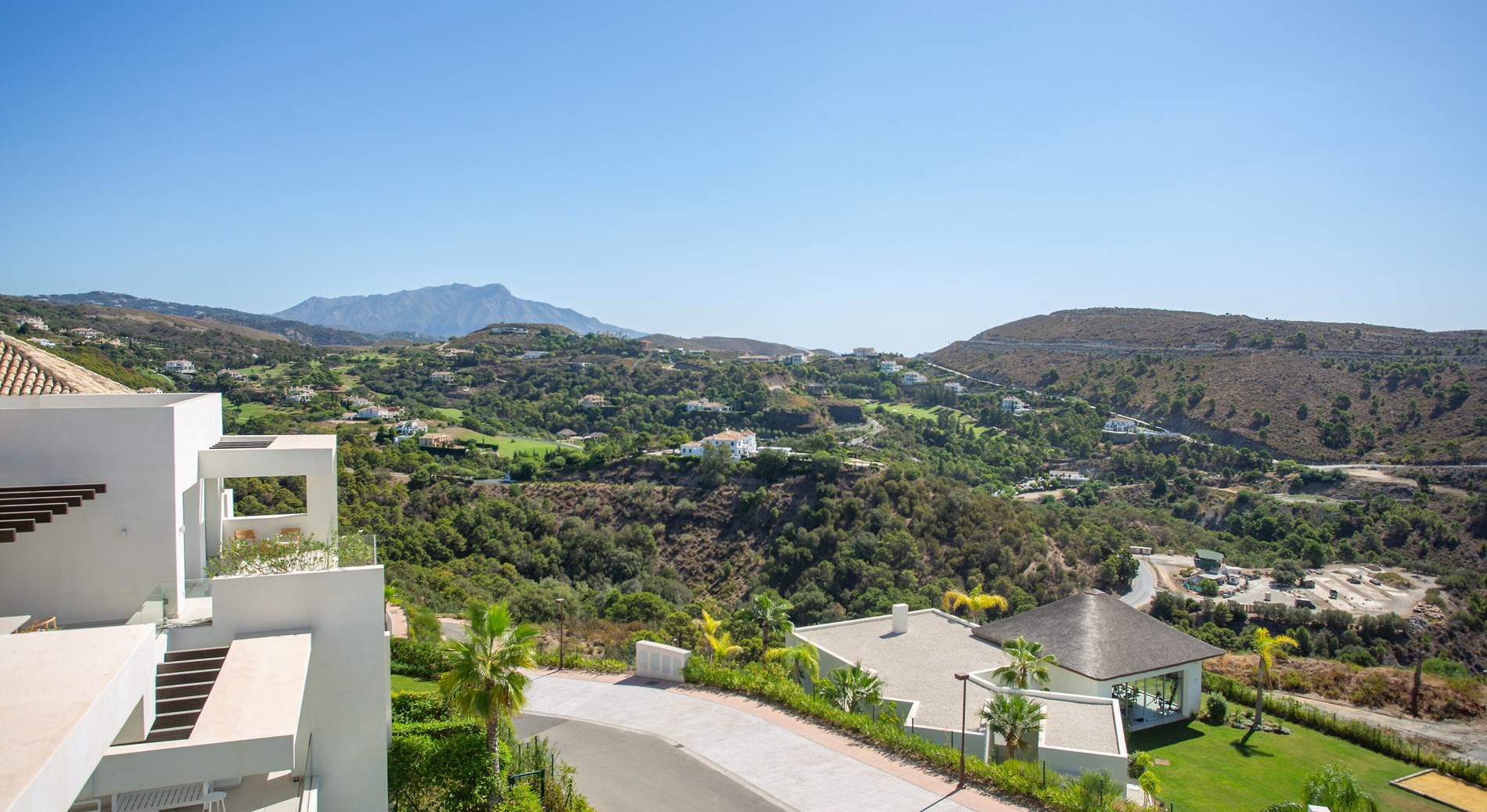 Marbella Club Hills - Prachtige instapklare penthouse met solarium, ruime woonkamer met volledig ingerichte keuken en biedt prachtig uitzicht op zee en het groene landschap. 