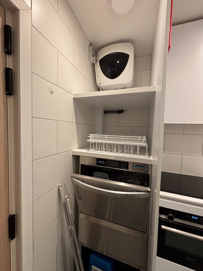 Instapklaar handelsgelijksvloers 90 m&#178; met ruim terras  in het centrum Sint-Antonius naast Bpost. 